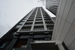 東側から見た外観