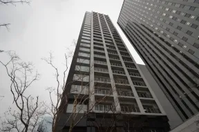 東側から見た外観