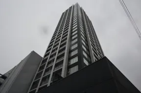 南西側から見た外観