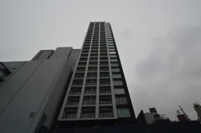 西側から見た外観