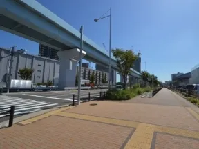 ゆりかもめ「有明テニスの森」駅を出て<br>、線路を左に見ながら直進します