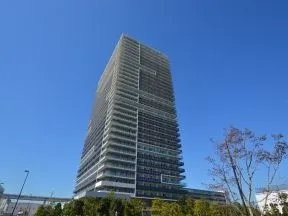 東側から見た外観