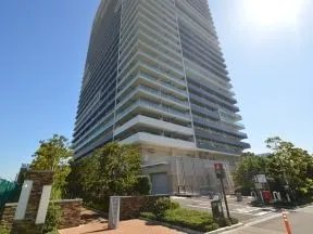 西側から見た外観