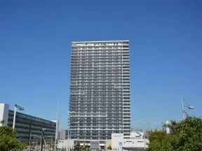 南側遠方から見た外観