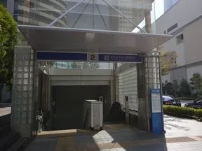 みなとみらい駅2番出口を出ます