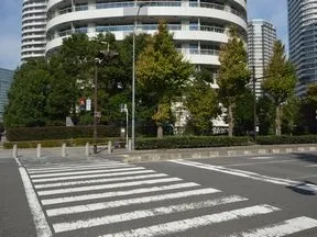 「みなとみらい駅北」の交差点を渡り右<br>折します