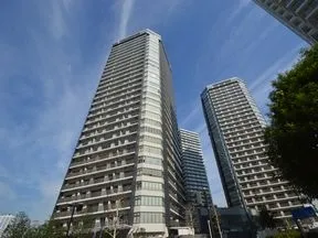 「高島中央公園南」の交差点を渡り右折<br>するとエントランスに至ります