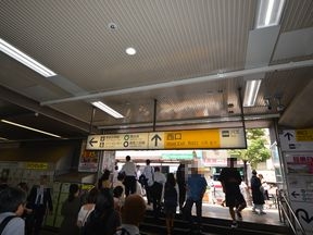 JR目黒駅西口を出ます。