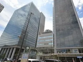 交差点をatre2側に渡ります。