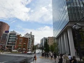 目黒通りをセントラルスクエア方面に進<br>みます。