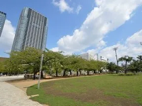 錦糸公園沿いに進むと物件に到着