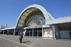 国際展示場駅を出て、右手に進みます