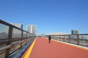 コロシアムブリッジを渡ります