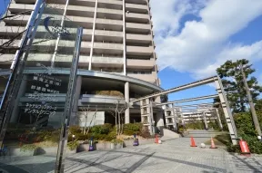 敷地入口の円形広場「クレッセントプラザ<br>」