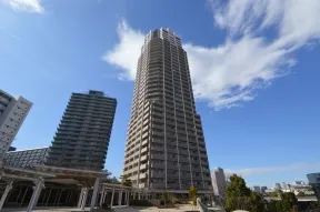 キャナルパークより望むウエストタワー