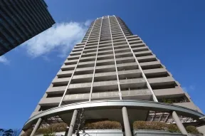 ウエストタワーを見上げる