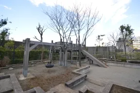 ウエストタワーより続くウッドデッキと遊<br>具
