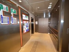 左手がエレベーター