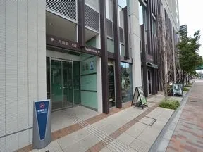 清澄通り側（マンション前のインターロ<br>ッキング敷の歩道から）