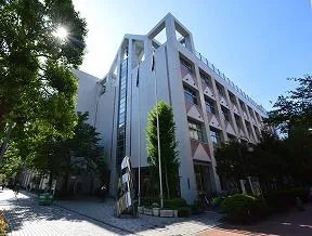 中央区立佃島小学校の前を通り、進みま<br>す。