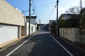 閑静な住宅街を直進