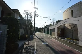 突き当りを右折し、直進後、再度突き当<br>りを左折