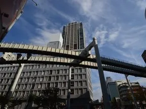 道なりに進むとモノレールの線路と物件<br>が見えます