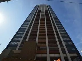 東から見た外観