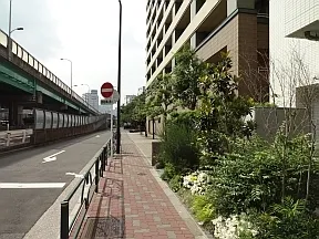 都道473号線陸橋沿いを佃大橋方面へ