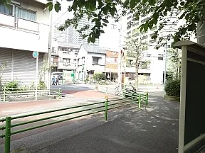 マンションの敷地を越えたら右折、住宅<br>街を道なりに進みます