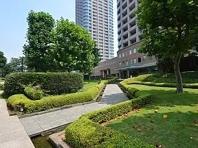 小川の流れる通路を通って「シティフロ<br>ントタワー」エントランスに到着です