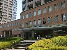 緑豊かなエントランスへのアプローチ