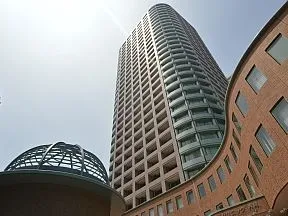 北東側から見上げた外観