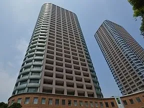 南東側から見た外観（奥はスカイライトタ<br>ワー）