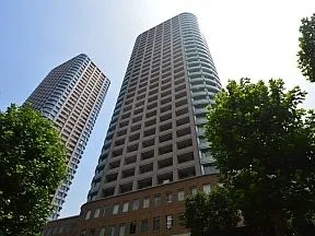 西側エントランスから見上げた外観