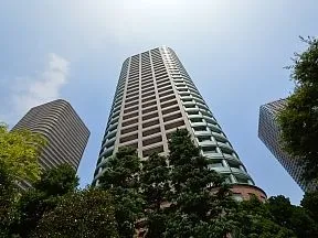 南側通路から見上げた外観
