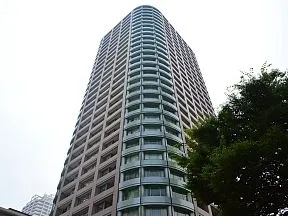 北西側から見上げた外観