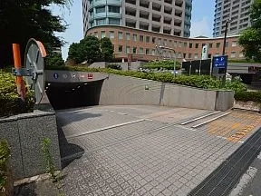 地下駐車場入口