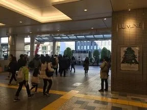JR「立川」駅北口改札を出て、ペデストリアンデッキを左側に進みます。