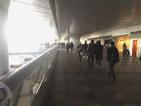 「立川北」駅下側のデッキを進みます。