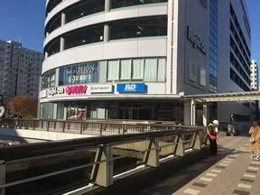 「HMV」や「Right-on」の入ったビルのところに来たら左折します。