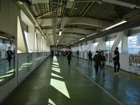 駅構内の通路を道なりに進みます