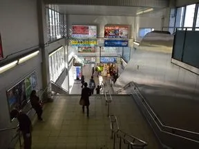 駅構内を出ます