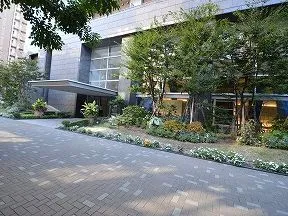 北側から見たエントランス