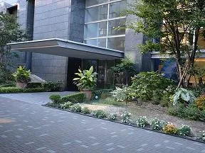 北側から見たエントランス