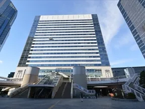 品川駅港南口を降りて東に進みます。