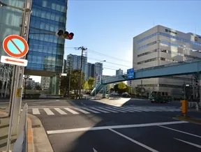 港南二丁目交差点を越えます。