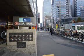 西新宿駅１番出口を出て左折します。