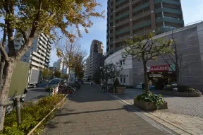 直進して、スーパー丸正が見えます。