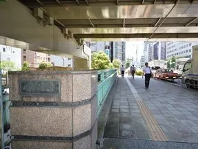 金杉橋を渡る